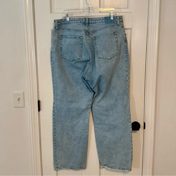 Abercrombie & Fitch, The 90s Relaxed Jean, High Rise, Curve Love, Size 33 - EUC - Picture 2 of 6